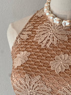 Abito midi rosa cipria in pizzo floreale con collo alto