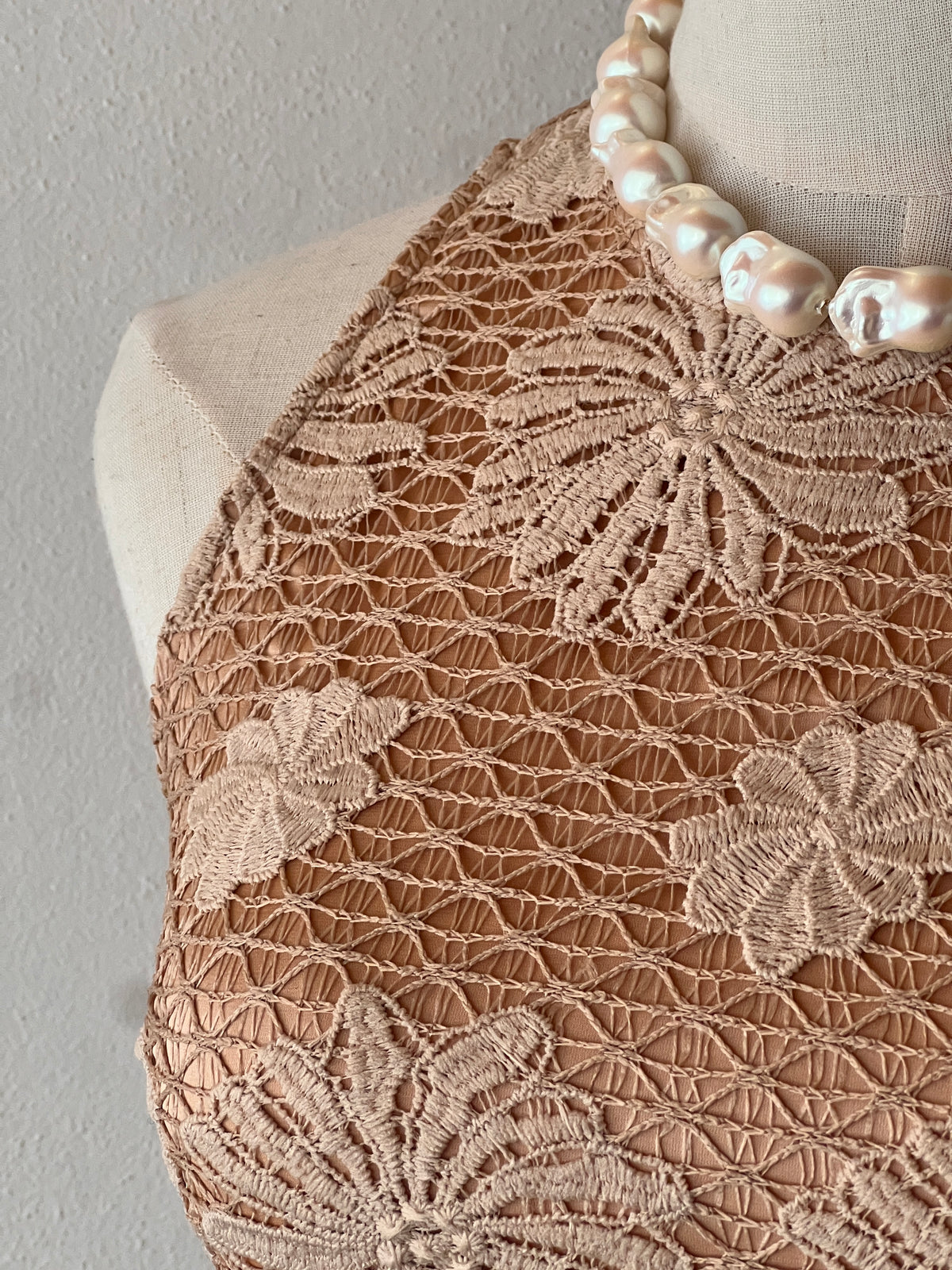 Abito midi rosa cipria in pizzo floreale con collo alto
