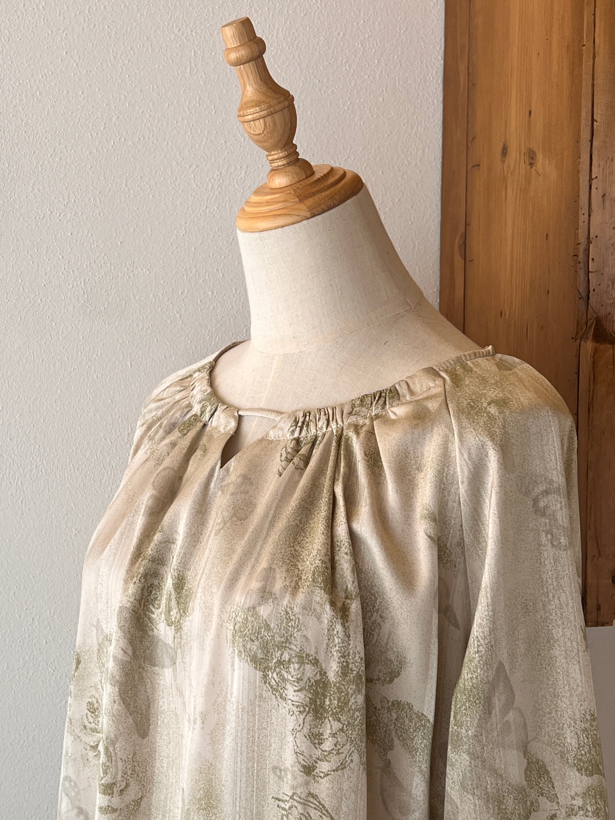 Completo donna con blusa satinata stampata e gonna midi asimmetrica floreale