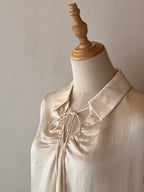 Abito lungo color champagne con collo a camicia e fiocco sul davanti