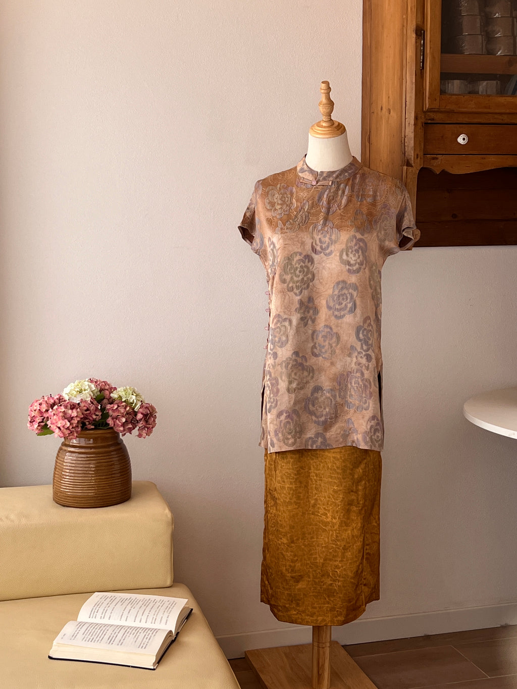 Completo donna con top jacquard floreale e gonna midi satinata