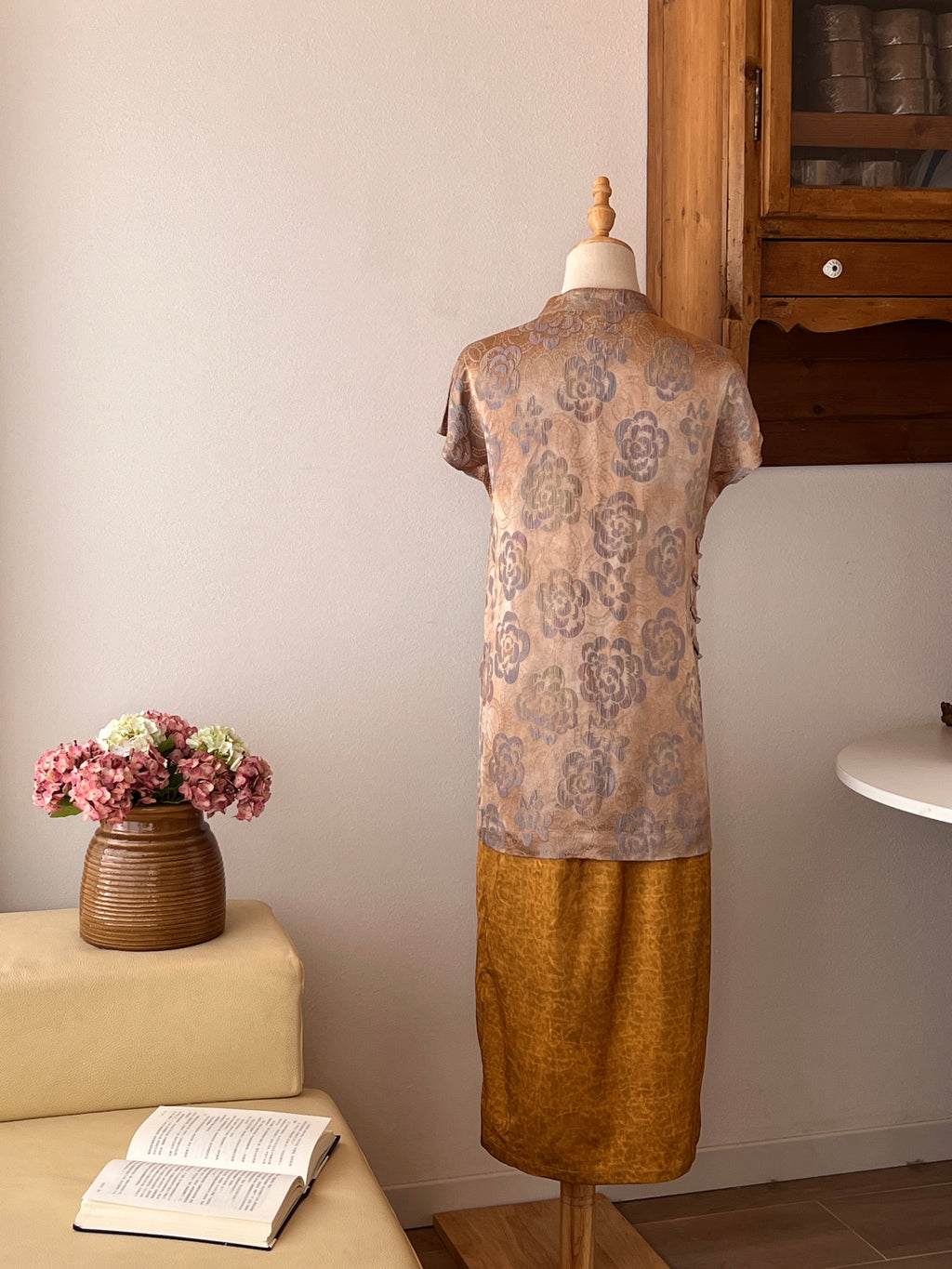 Completo donna con top jacquard floreale e gonna midi satinata