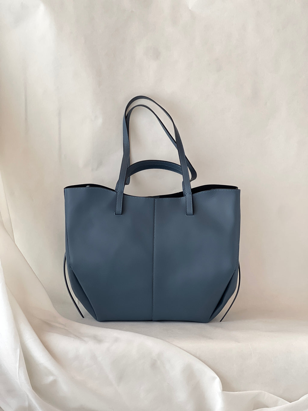 Borsa hobo oversize in pelle di vitello – Neve blu