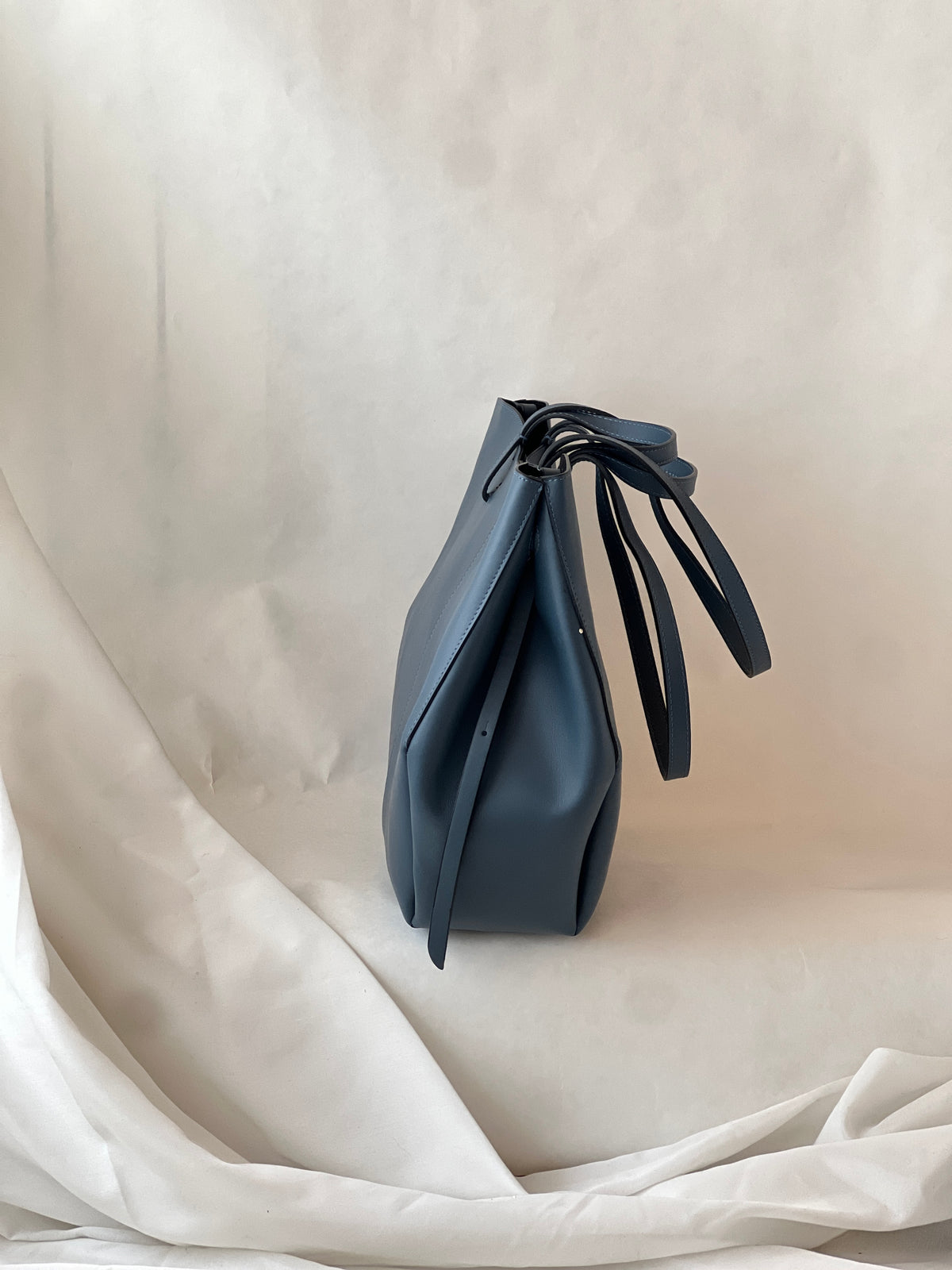 Borsa hobo oversize in pelle di vitello – Neve blu