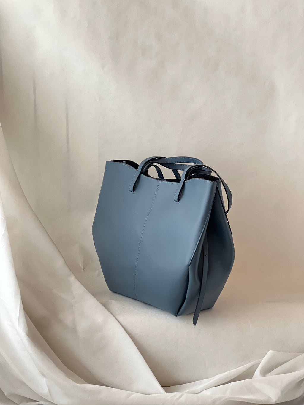 Borsa hobo oversize in pelle di vitello – Neve blu