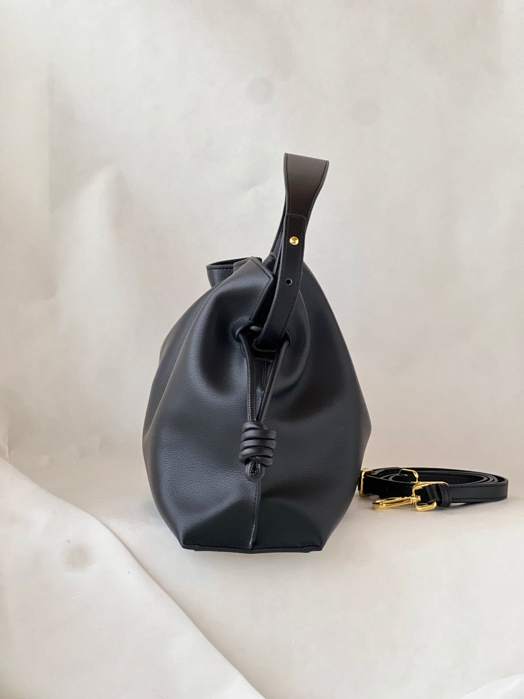 Borsa secchiello in pelle di vitello – Design moderno