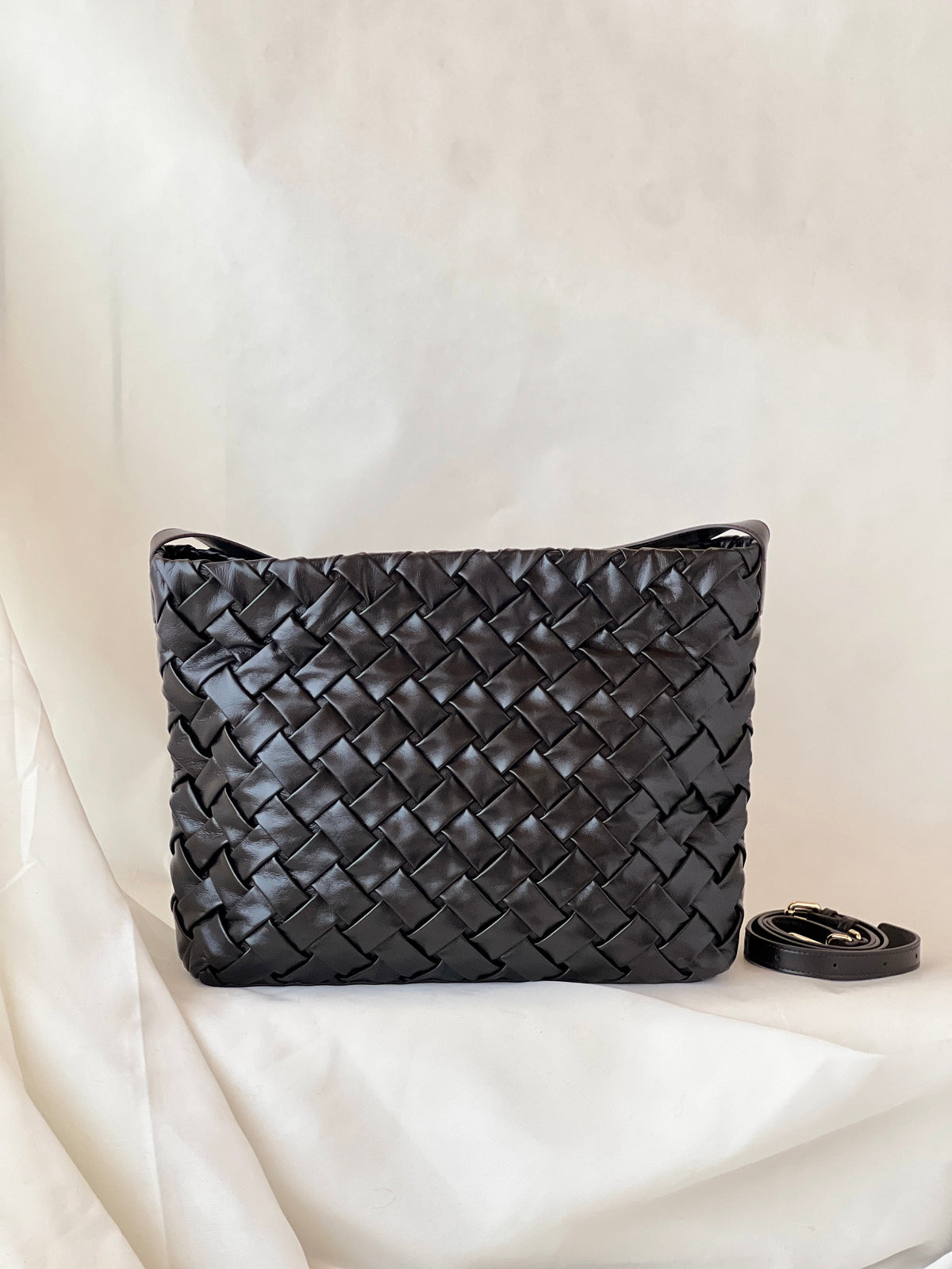 Borsa secchiello oversize in pelle di agnello – Nero