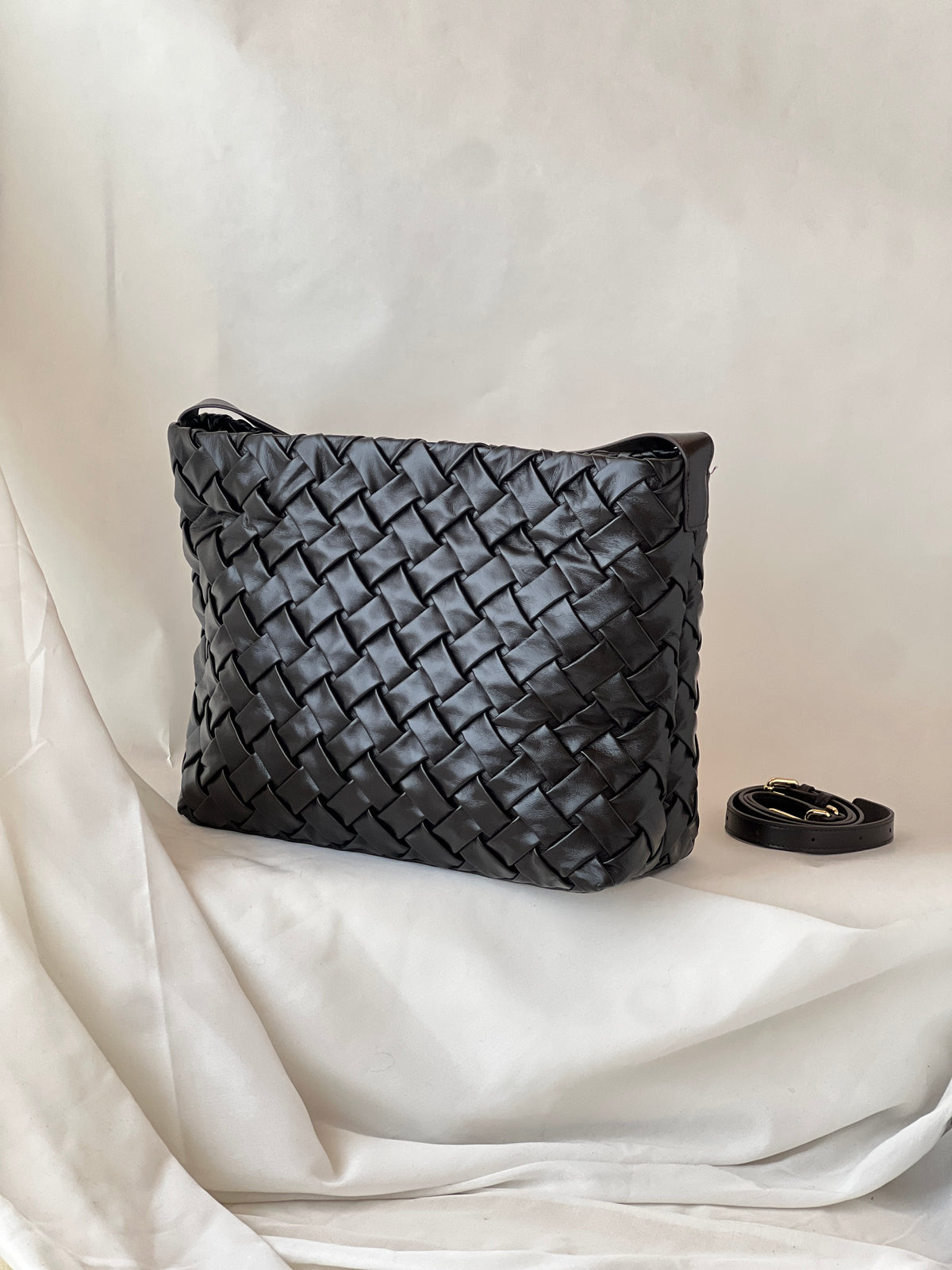 Borsa secchiello oversize in pelle di agnello – Nero