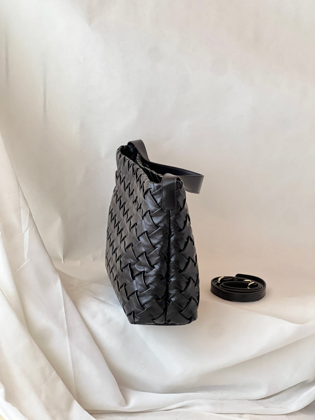 Borsa secchiello oversize in pelle di agnello – Nero