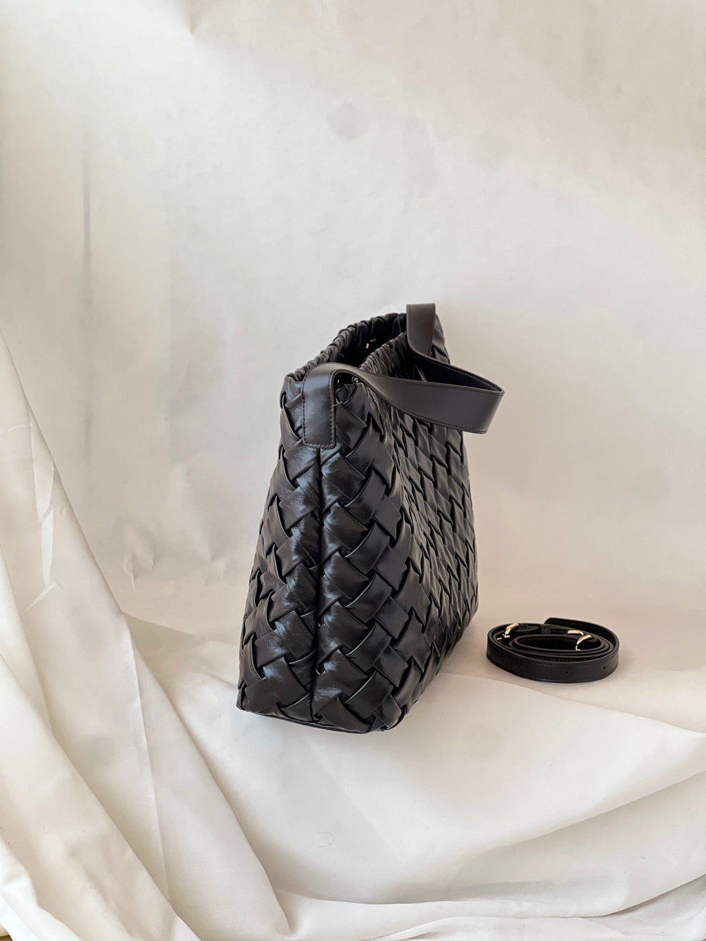 Borsa secchiello oversize in pelle di agnello – Nero