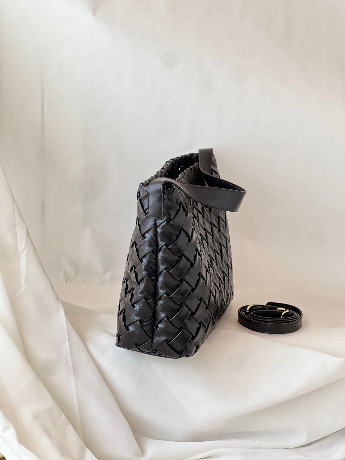 Borsa secchiello oversize in pelle di agnello – Nero