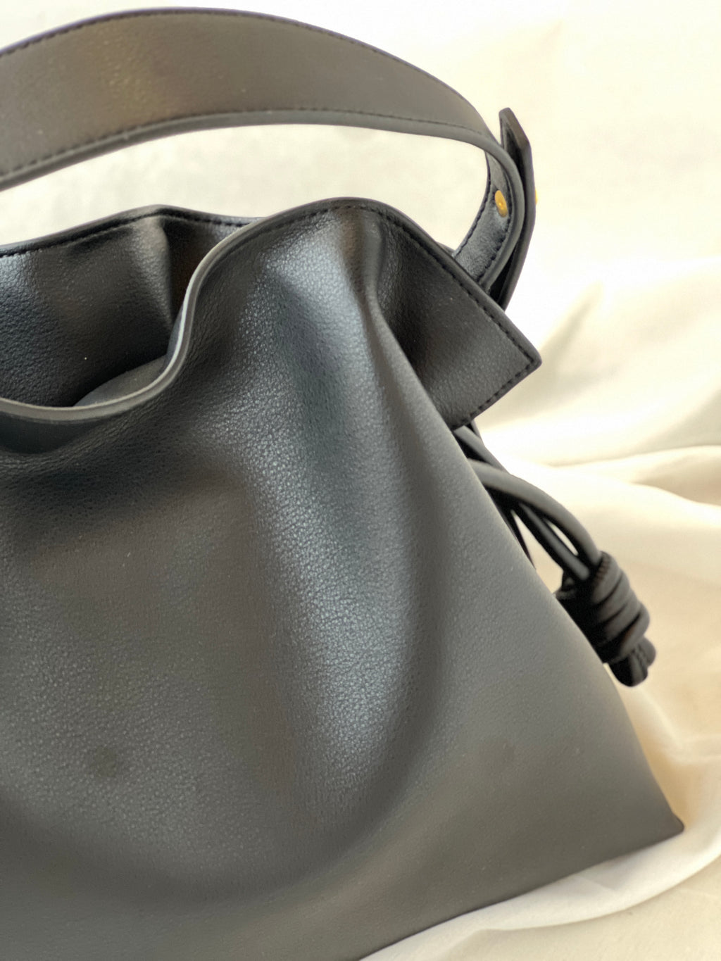 Borsa secchiello in pelle di vitello – Design moderno