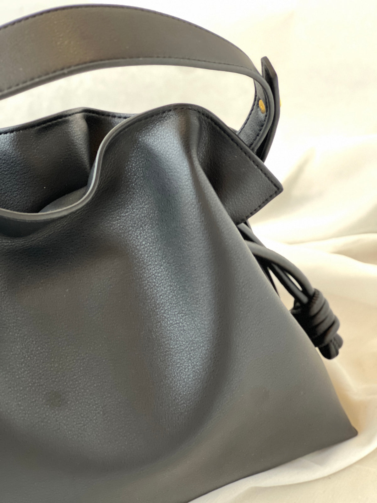 Borsa secchiello in pelle di vitello – Design moderno