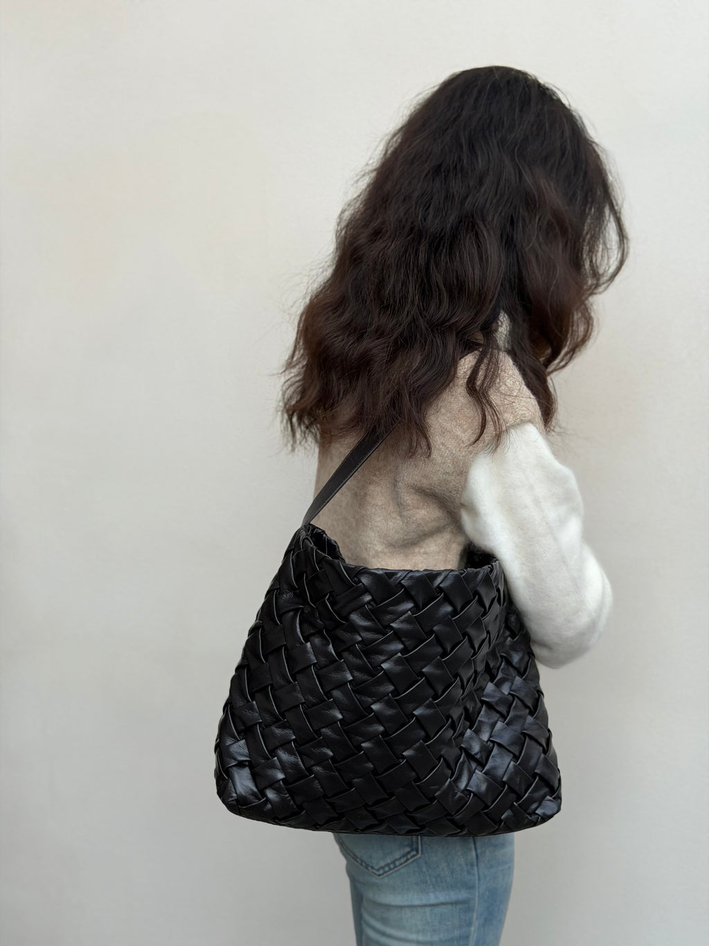 Borsa secchiello oversize in pelle di agnello – Nero