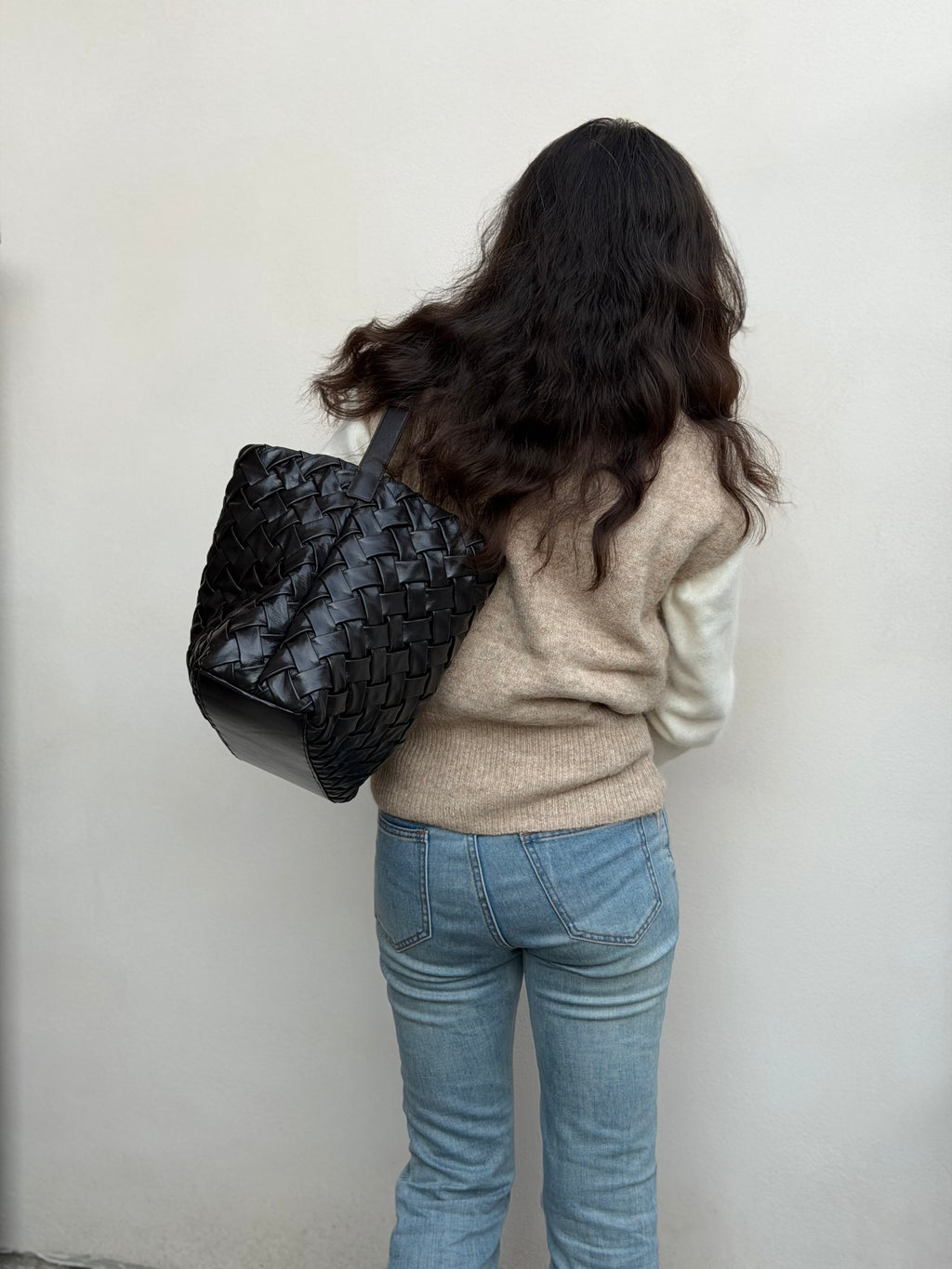 Borsa secchiello oversize in pelle di agnello – Nero