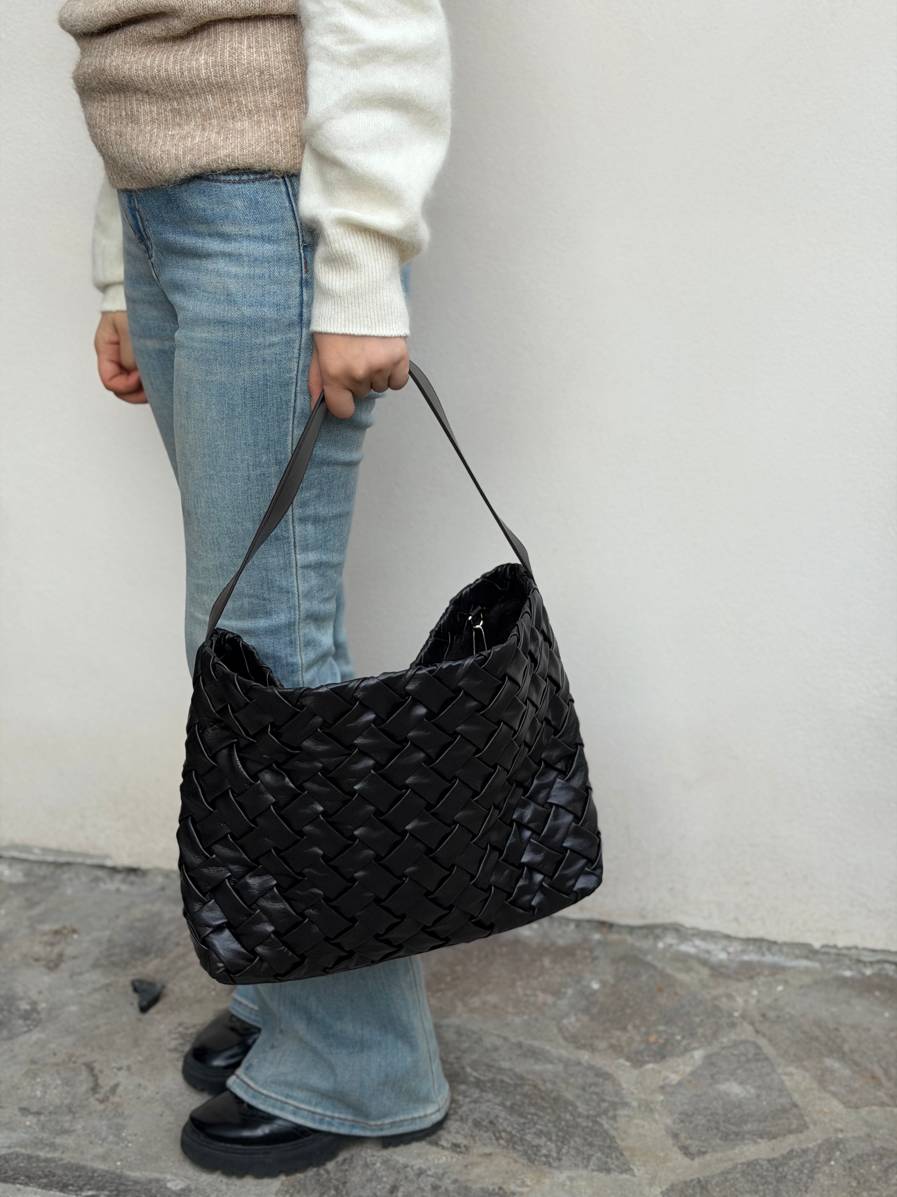 Borsa secchiello oversize in pelle di agnello – Nero