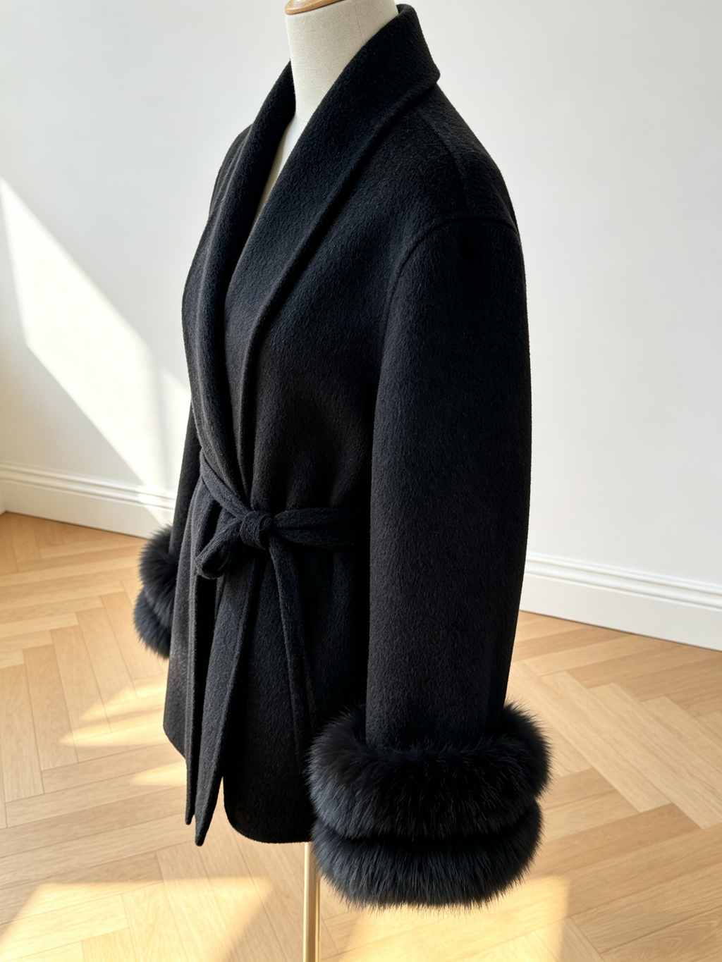 Cappotto in cashmere e lana di cammello con cintura e dettagli in pelliccia